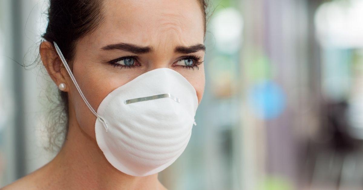 donna con mascherina