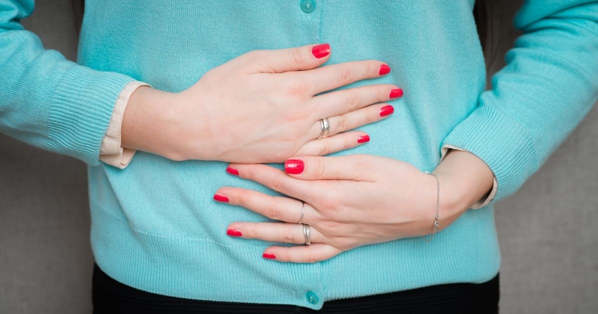 zeolite per depurare organismo donna mani sullo stomaco