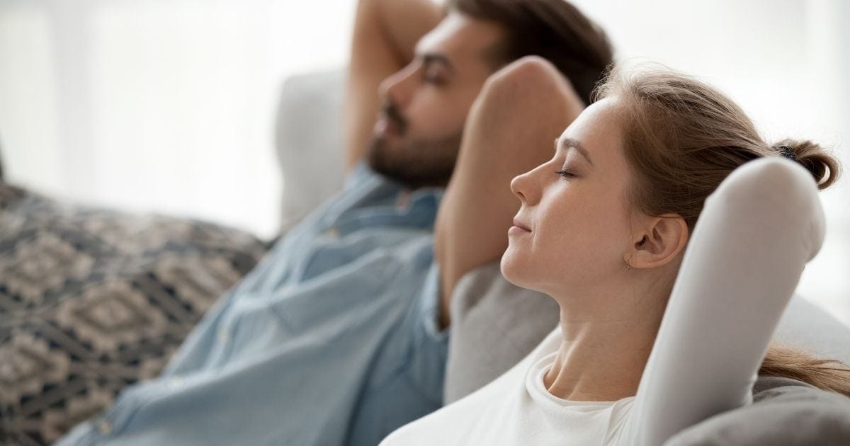 uomo e donna rilassati - proprietà die colloidali