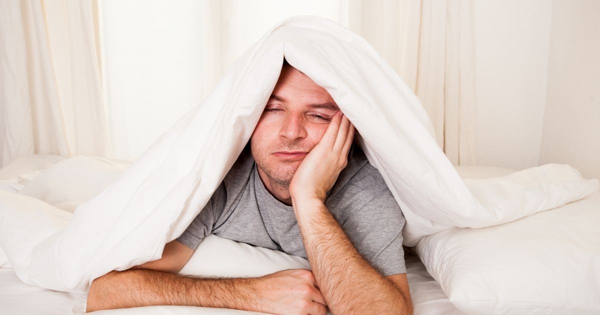 uomo fa fatica a dormire - rimedi naturali per dormire