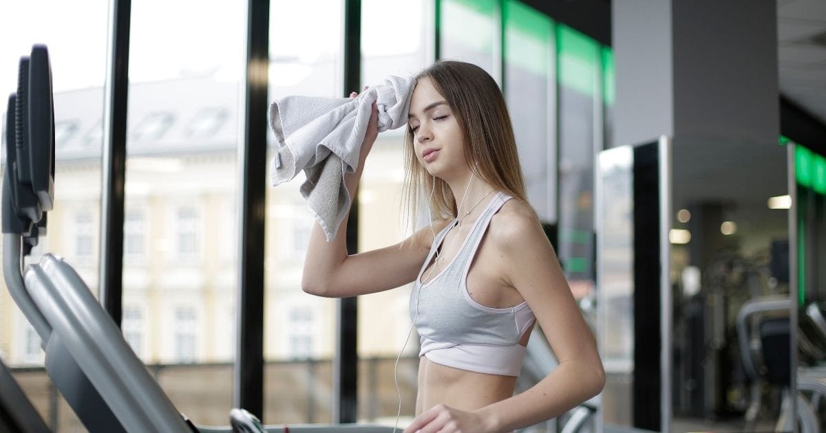 ragazza suda - perché integrare i sali minerali