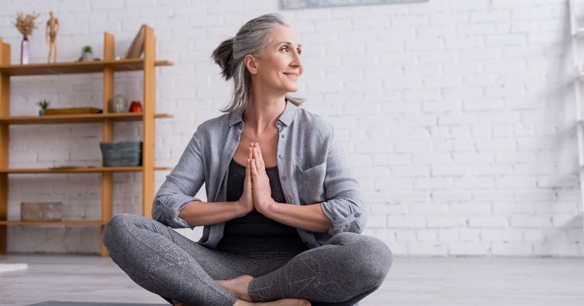 donna medita - come ritrovare vitalità dopo il Covid