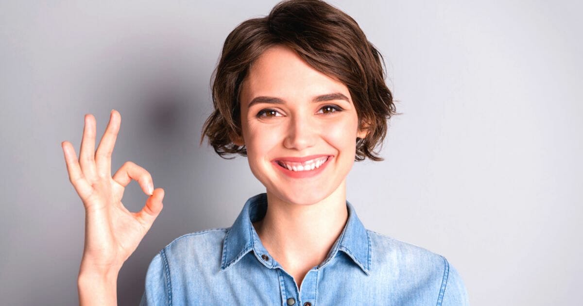 ragazza che indica ok per quante pmm deve avere l'argento colloidale