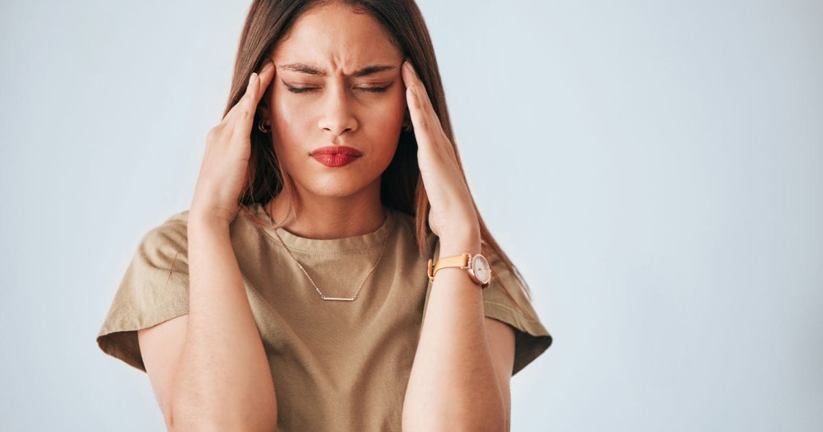 ragazza che si tiene la testa perché fa fatica a concentrarsi