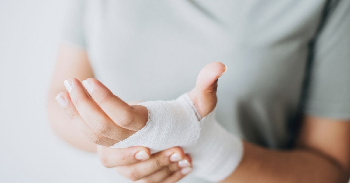 medicazioni colloidali con benda in una mano