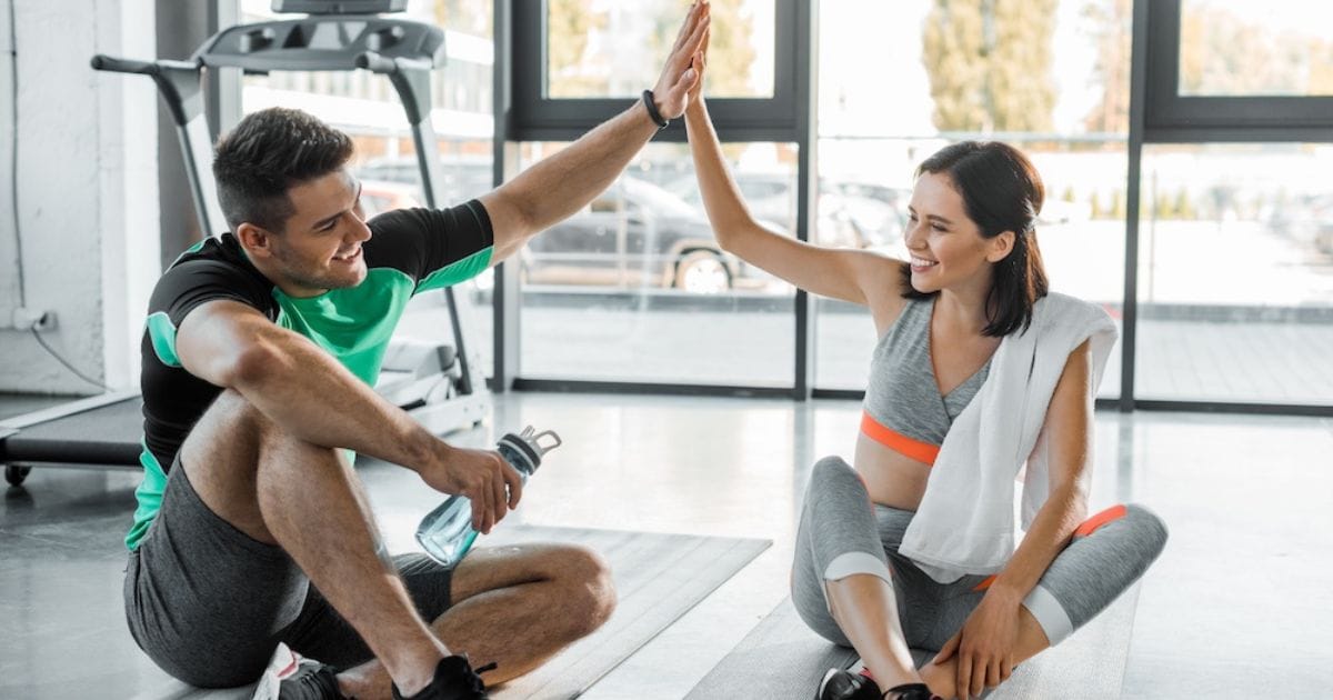 coppia che fa attività fisica per dimagrire