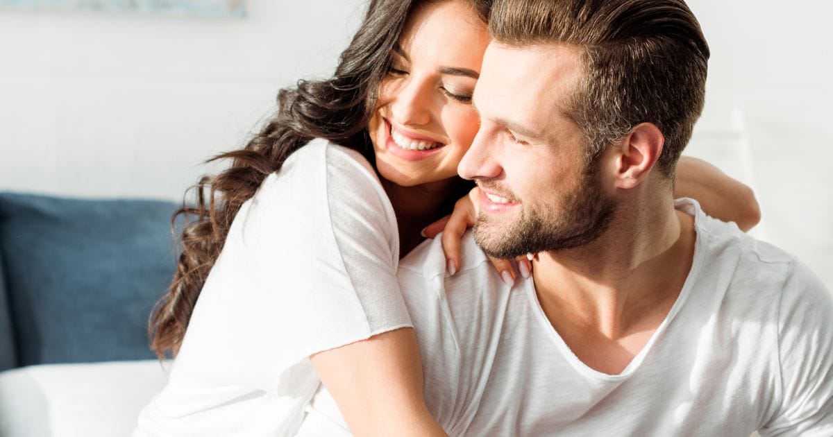 coppia felice che si abbraccia