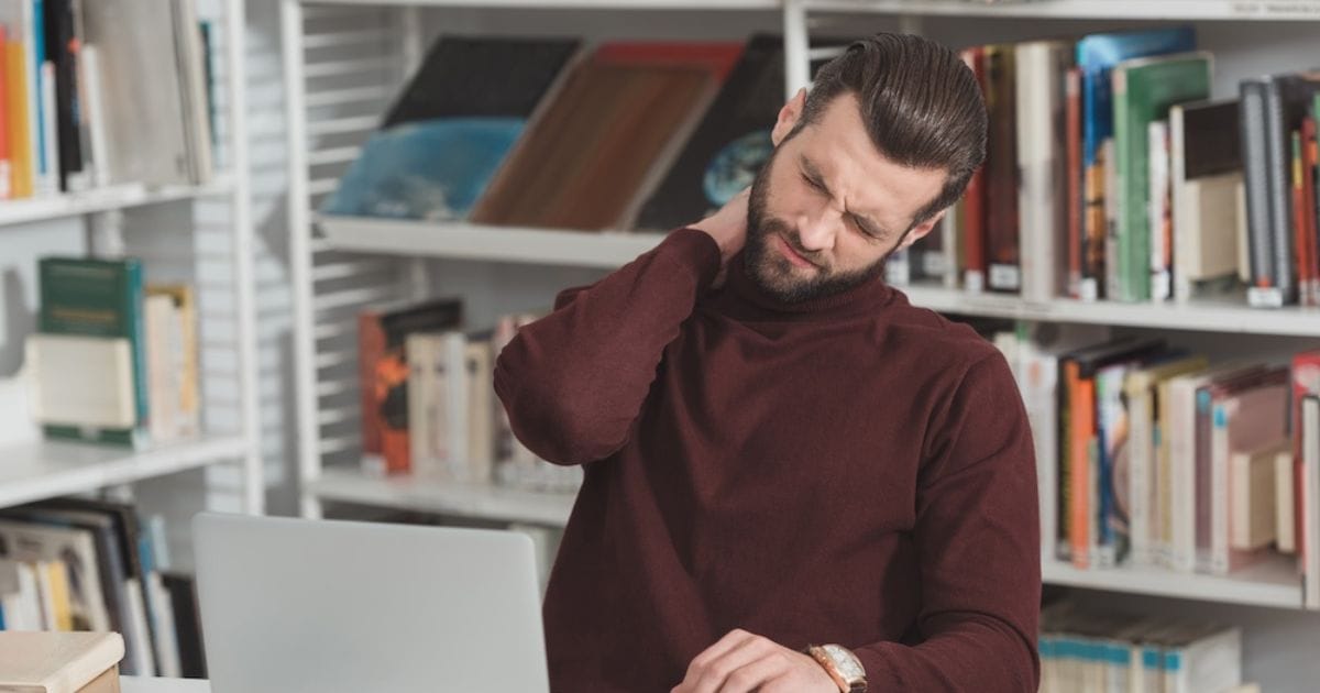 studente con torcicollo