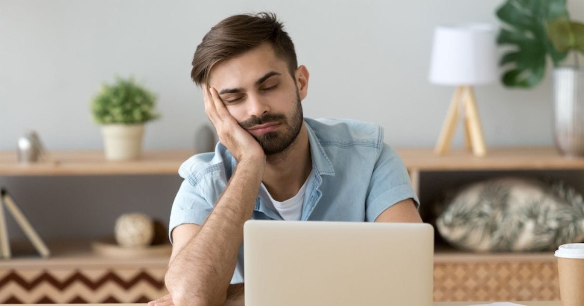 ragazzo stanco davanti al computer
