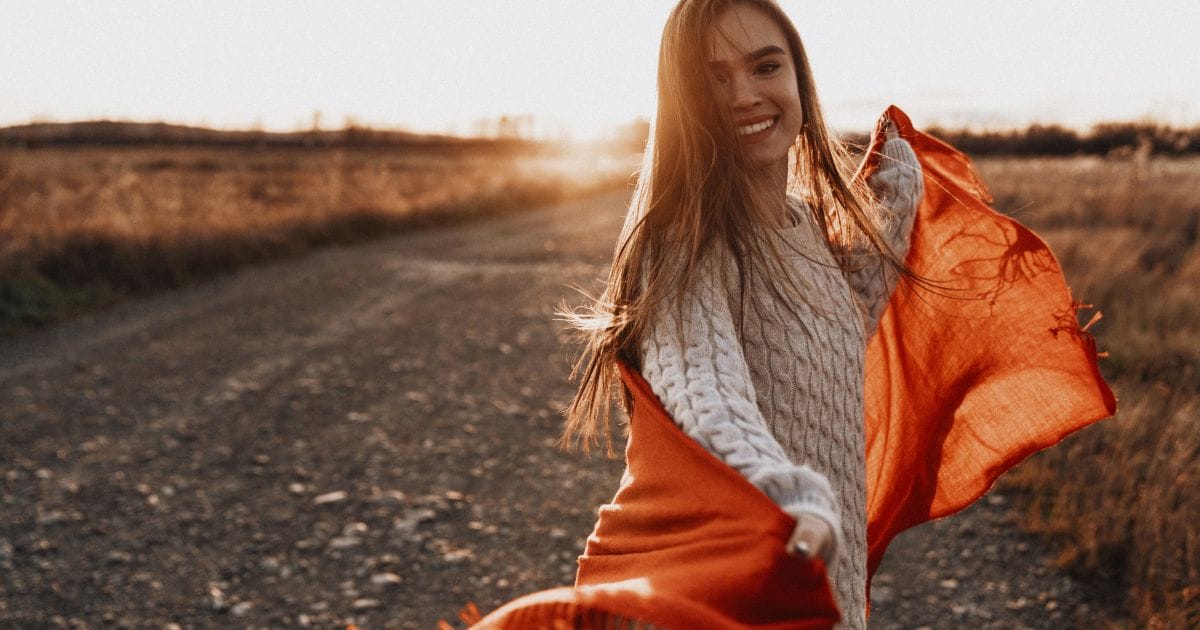 donna felice in un paesaggio autunnale