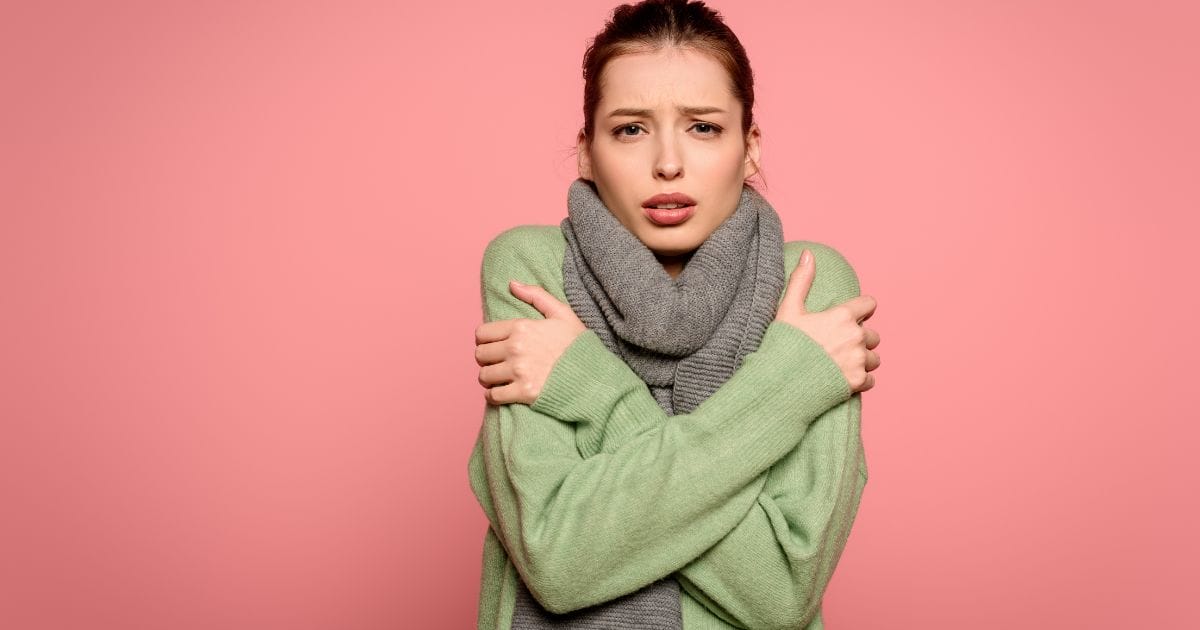 ragazza si tiene le spalle perché ha freddo e avverte i sintomi dei malanni di stagione