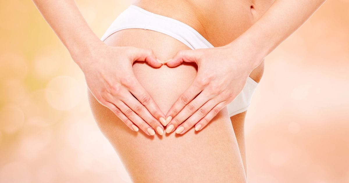 ragazza tiene le mani a cuore sulla coscia