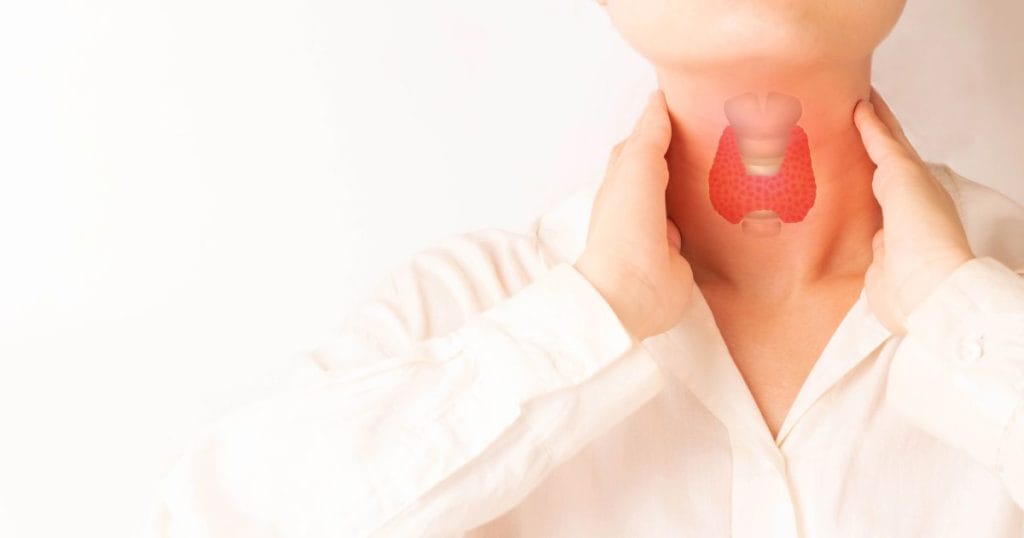 donna si tiene il collo con grafica che disegna la tiroide