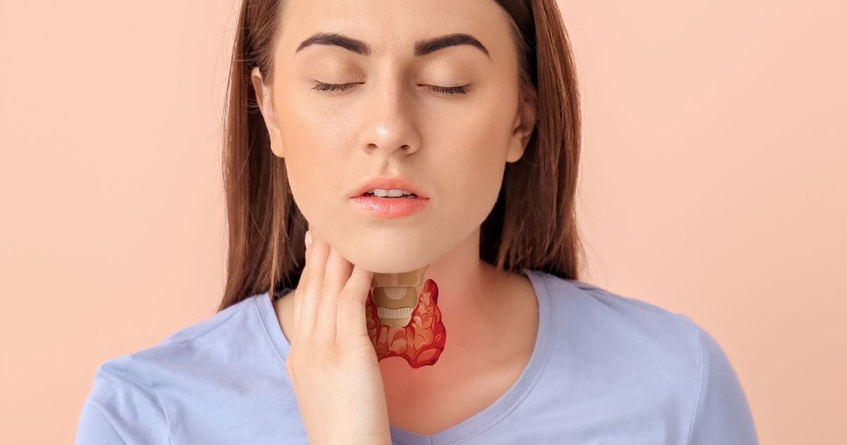donna dolorante si tiene il collo con grafica della tiroide