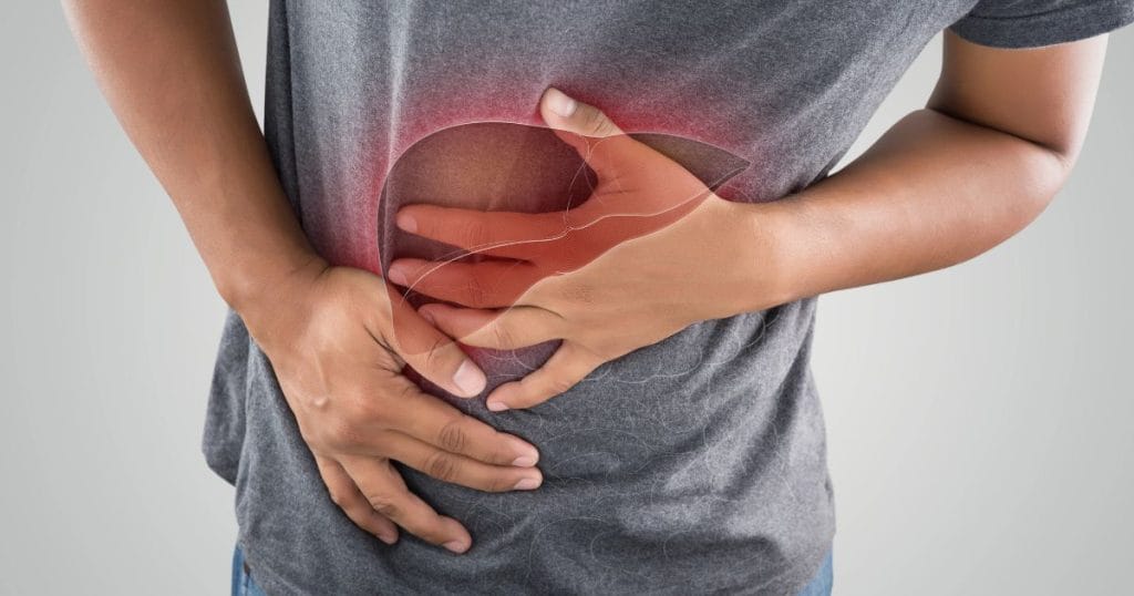 uomo si tiene la pancia per un'infiammazione