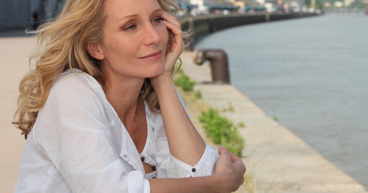 donna guarda il mare